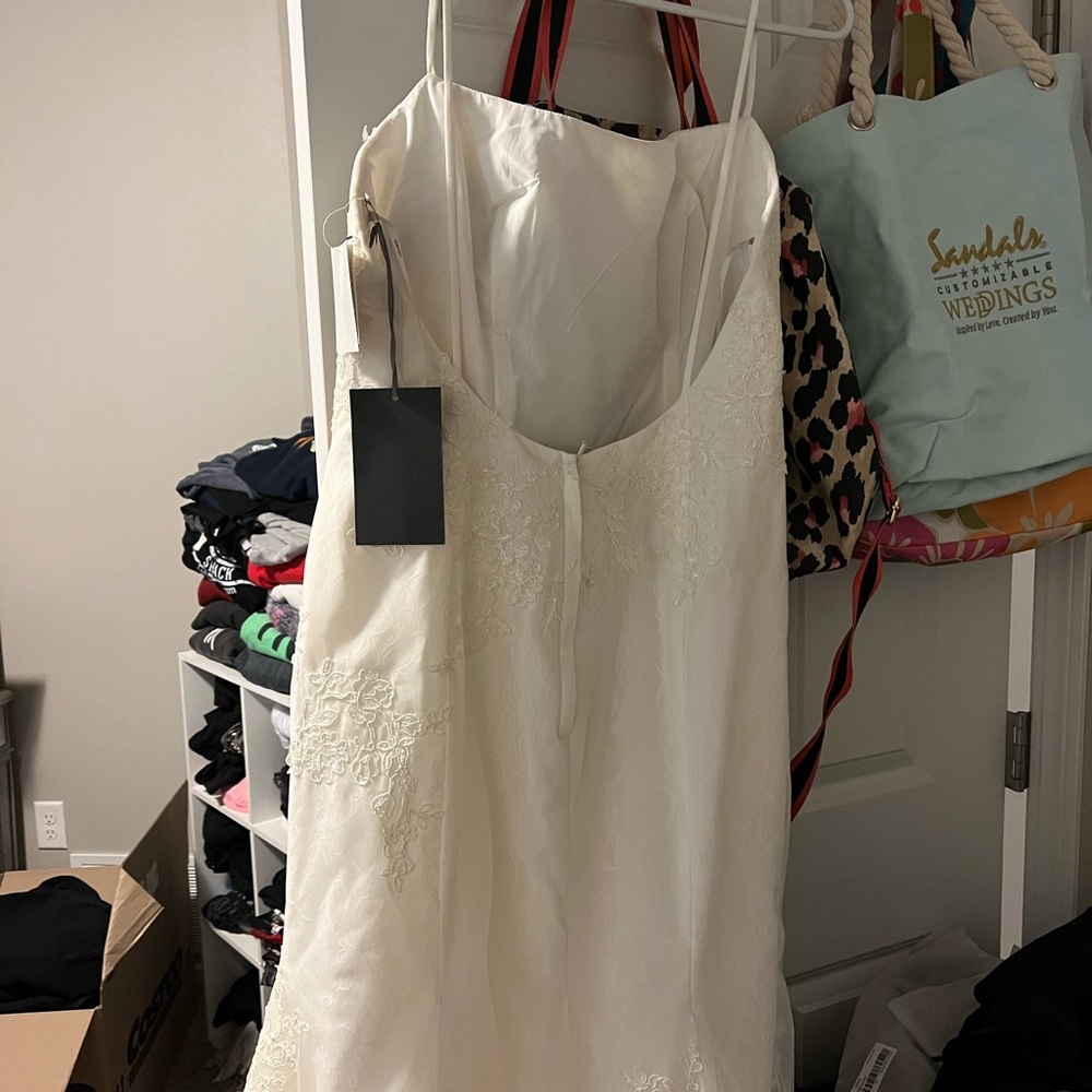 Vera Wang Size 12 Wedding Dress Elegant Simple - Picture 9 of 11